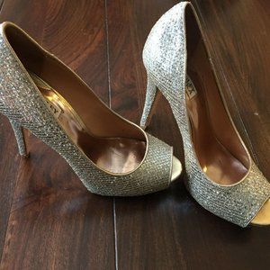 BADGLEY MISCHKA PEEP TOE GOLD PUMPS SIZE 8.5